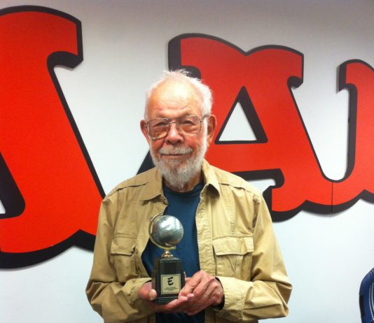 Al Jaffee mit dem Will Eisner Award