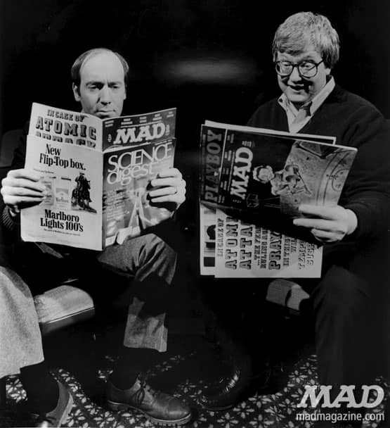 Siskel & Ebert beim studieren des MAD Heftes, mit ihrer Satire. Wobei Ebert lieber am Playboy interessiert ist. Was nicht verwunderlich ist, hat er doch mal ein Drehbuch für ein Russ Meyer Film geschrieben (lechz)
