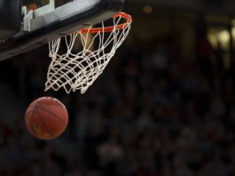 Ein Basketball und eine Felge