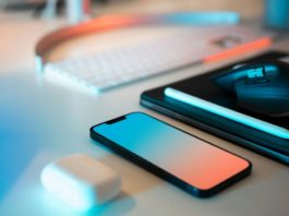 Ein Smartphone auf einem Schreibtisch