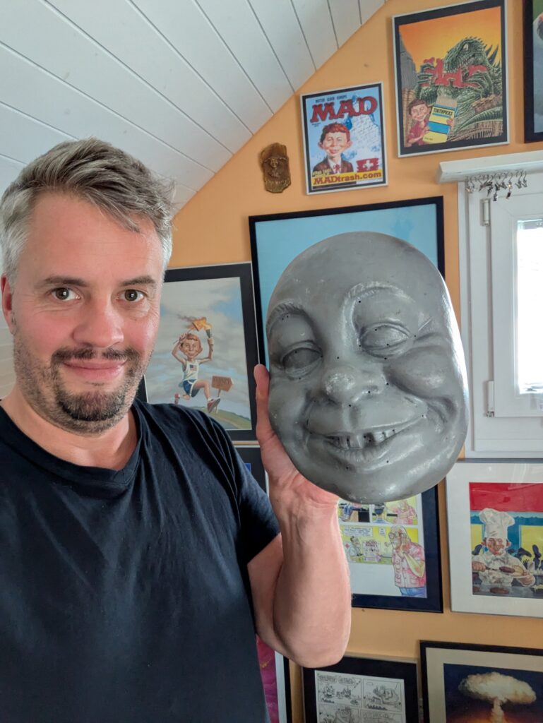 Der stolze Besitzer mit der Alfred E. Neuman Aluminium Maskenform