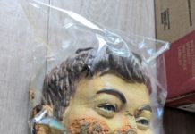 Gealterter Schaumstoff-Kopf von Alfred E. Neuman aus MAD Magazine, versiegelt in Plastik – seltenes Vintage-Sammlerstück mit unbekannter Herkunft