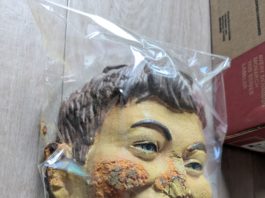 Gealterter Schaumstoff-Kopf von Alfred E. Neuman aus MAD Magazine, versiegelt in Plastik – seltenes Vintage-Sammlerstück mit unbekannter Herkunft