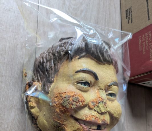 Gealterter Schaumstoff-Kopf von Alfred E. Neuman aus MAD Magazine, versiegelt in Plastik – seltenes Vintage-Sammlerstück mit unbekannter Herkunft