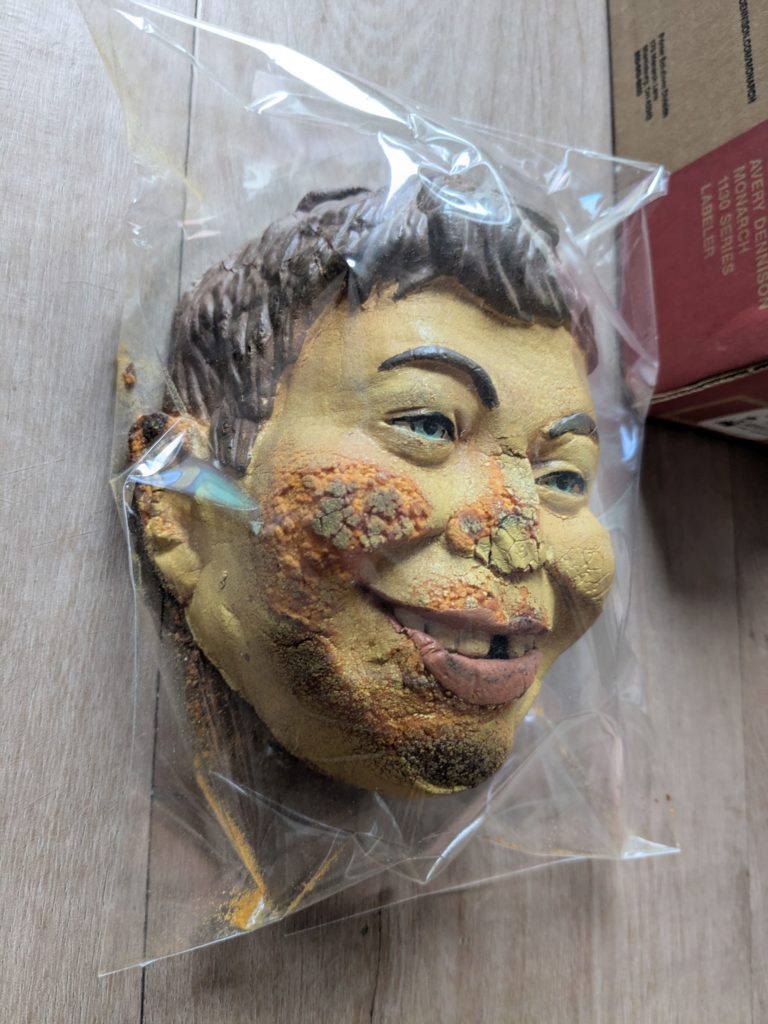 Gealterter Schaumstoff-Kopf von Alfred E. Neuman aus MAD Magazine, versiegelt in Plastik – seltenes Vintage-Sammlerstück mit unbekannter Herkunft