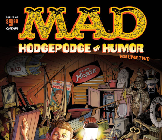 Cover des MAD-Spezialhefts „Hodgepodge of Humor Vol. 2“ (Aug/Sep 2025), gezeichnet von Tom Richmond – Alfred E. Neuman in einem Dachboden voller MAD-Andenken und versteckter Easter Eggs.