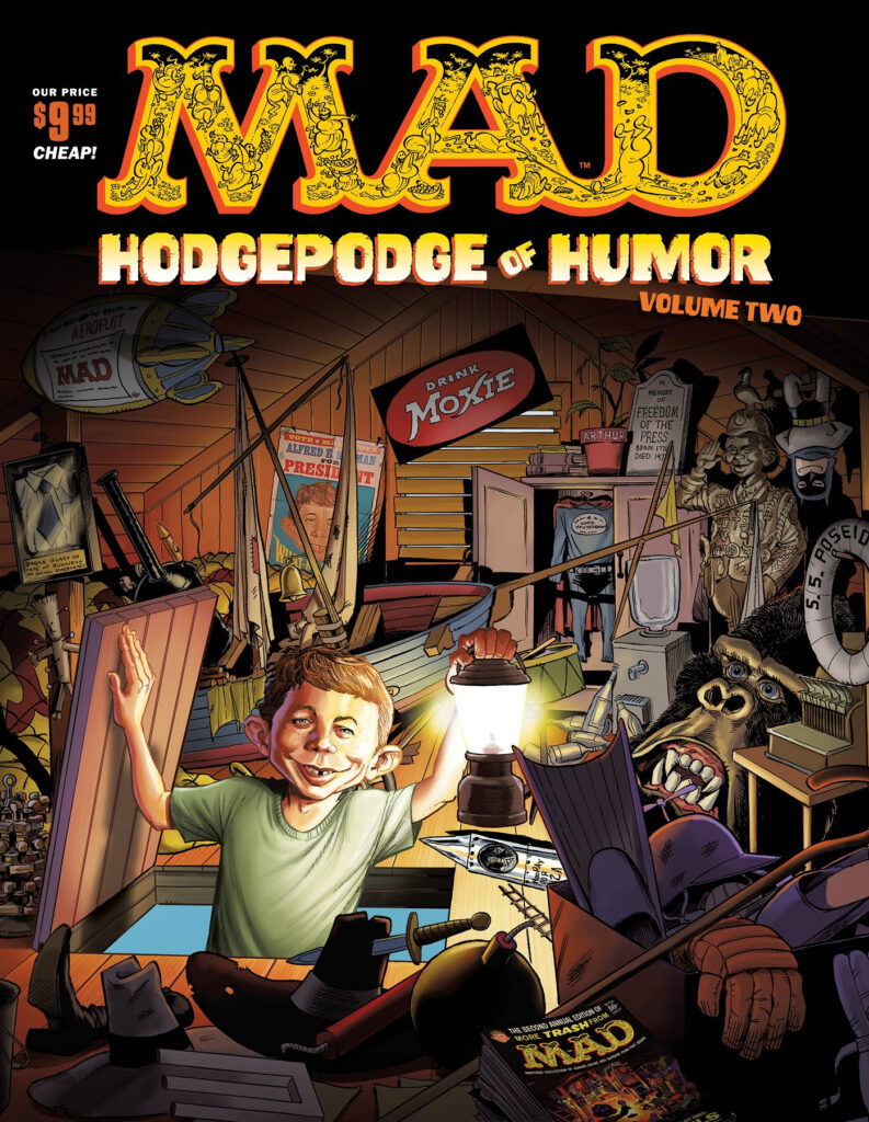 Cover des MAD-Spezialhefts „Hodgepodge of Humor Vol. 2“ (Aug/Sep 2025), gezeichnet von Tom Richmond – Alfred E. Neuman in einem Dachboden voller MAD-Andenken und versteckter Easter Eggs.