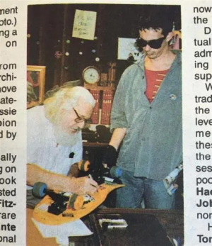 Mort Todd, verkleidet als Bewerber, holt sich ein Autogramm von MAD-Verleger Bill Gaines im New Yorker MAD-Büro (1980er Jahre).