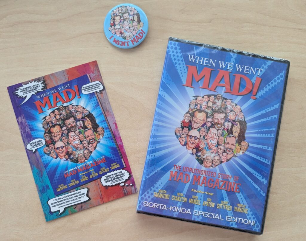 DVD-Hülle, Flyer und Button der Dokumentation „When We Went MAD!“ mit einer Collage aus gezeichneten Gesichtern auf blauem Hintergrund.