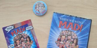 DVD-Hülle, Flyer und Button der Dokumentation „When We Went MAD!“ mit einer Collage aus gezeichneten Gesichtern auf blauem Hintergrund.