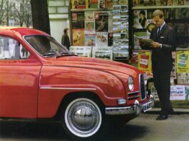 Roter Saab 96 Oldtimer vor einem Zeitungskiosk in einer Werbebroschüre von 1963. Ein Mann im Anzug liest davor Zeitung. Im Zeitschriftenregal im Hintergrund ist deutlich das Cover des US-MAD Magazins Ausgabe #71 (Juni 1962) mit der Zielscheibe zu erkennen.
