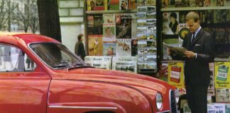 Roter Saab 96 Oldtimer vor einem Zeitungskiosk in einer Werbebroschüre von 1963. Ein Mann im Anzug liest davor Zeitung. Im Zeitschriftenregal im Hintergrund ist deutlich das Cover des US-MAD Magazins Ausgabe #71 (Juni 1962) mit der Zielscheibe zu erkennen.