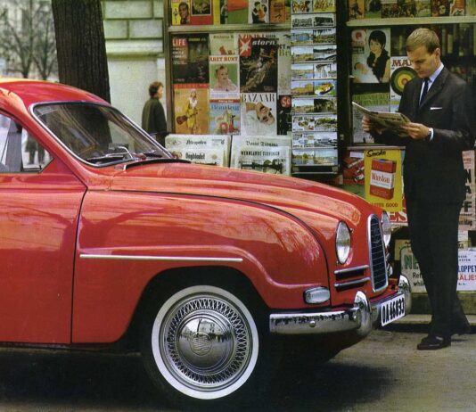 Roter Saab 96 Oldtimer vor einem Zeitungskiosk in einer Werbebroschüre von 1963. Ein Mann im Anzug liest davor Zeitung. Im Zeitschriftenregal im Hintergrund ist deutlich das Cover des US-MAD Magazins Ausgabe #71 (Juni 1962) mit der Zielscheibe zu erkennen.