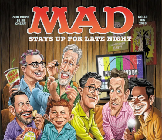 Cover des MAD Magazins Ausgabe 49 vom Juni 2026. Eine Karikatur zeigt eine Pyjamaparty mit den Late-Night-Moderatoren Jimmy Fallon, Stephen Colbert, Seth Meyers, Jon Stewart, John Oliver, Jimmy Kimmel und David Letterman, während Alfred E. Neuman Lettermans Gesicht anmalt.