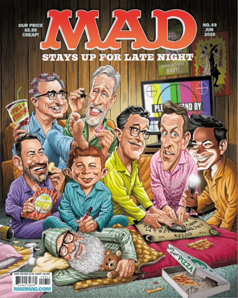 Cover des MAD Magazins Ausgabe 49 vom Juni 2026. Eine Karikatur zeigt eine Pyjamaparty mit den Late-Night-Moderatoren Jimmy Fallon, Stephen Colbert, Seth Meyers, Jon Stewart, John Oliver, Jimmy Kimmel und David Letterman, während Alfred E. Neuman Lettermans Gesicht anmalt.