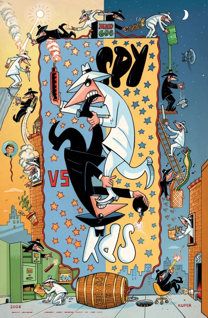 Das farbenfrohe Spy vs. Spy Jubiläumsposter aus MAD #600 von Peter Kuper mit dem zentralen Schriftzug und zahlreichen Slapstick-Fallen der beiden Spione.