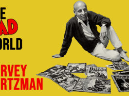 Harvey Kurtzman sitzt barfuß und lächelnd auf einem gelben Hintergrund. Vor ihm liegen diverse historische Heftausgaben von MAD, Help!, Two-Fisted Tales, Frontline Combat, Humbug und Trump. Filmposter für The Mad World Of Harvey Kurtzman.