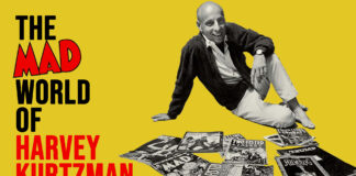 Harvey Kurtzman sitzt barfuß und lächelnd auf einem gelben Hintergrund. Vor ihm liegen diverse historische Heftausgaben von MAD, Help!, Two-Fisted Tales, Frontline Combat, Humbug und Trump. Filmposter für The Mad World Of Harvey Kurtzman.