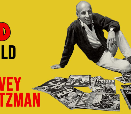 Harvey Kurtzman sitzt barfuß und lächelnd auf einem gelben Hintergrund. Vor ihm liegen diverse historische Heftausgaben von MAD, Help!, Two-Fisted Tales, Frontline Combat, Humbug und Trump. Filmposter für The Mad World Of Harvey Kurtzman.