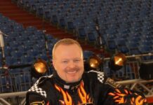 Stefan Raab und das MAD Magazin Stefan Raab am Mikrofon während einer Pressekonferenz.