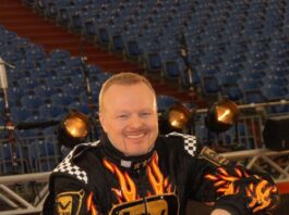 Stefan Raab am Mikrofon während einer Pressekonferenz.