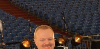 Stefan Raab am Mikrofon während einer Pressekonferenz.
